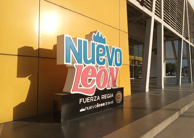 Insignia Nuevo León Fuerza Regia exterior