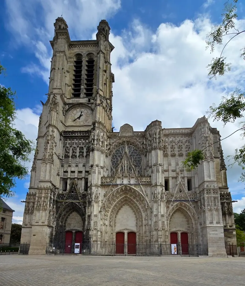 Cathédrale Saint-Pierre Saint-Paul exterior