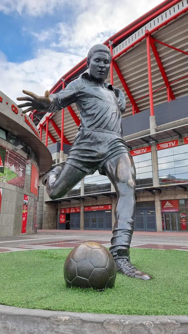 Eusébio statue exterior