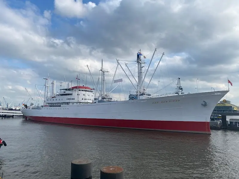 St. Pauli Piers exterior