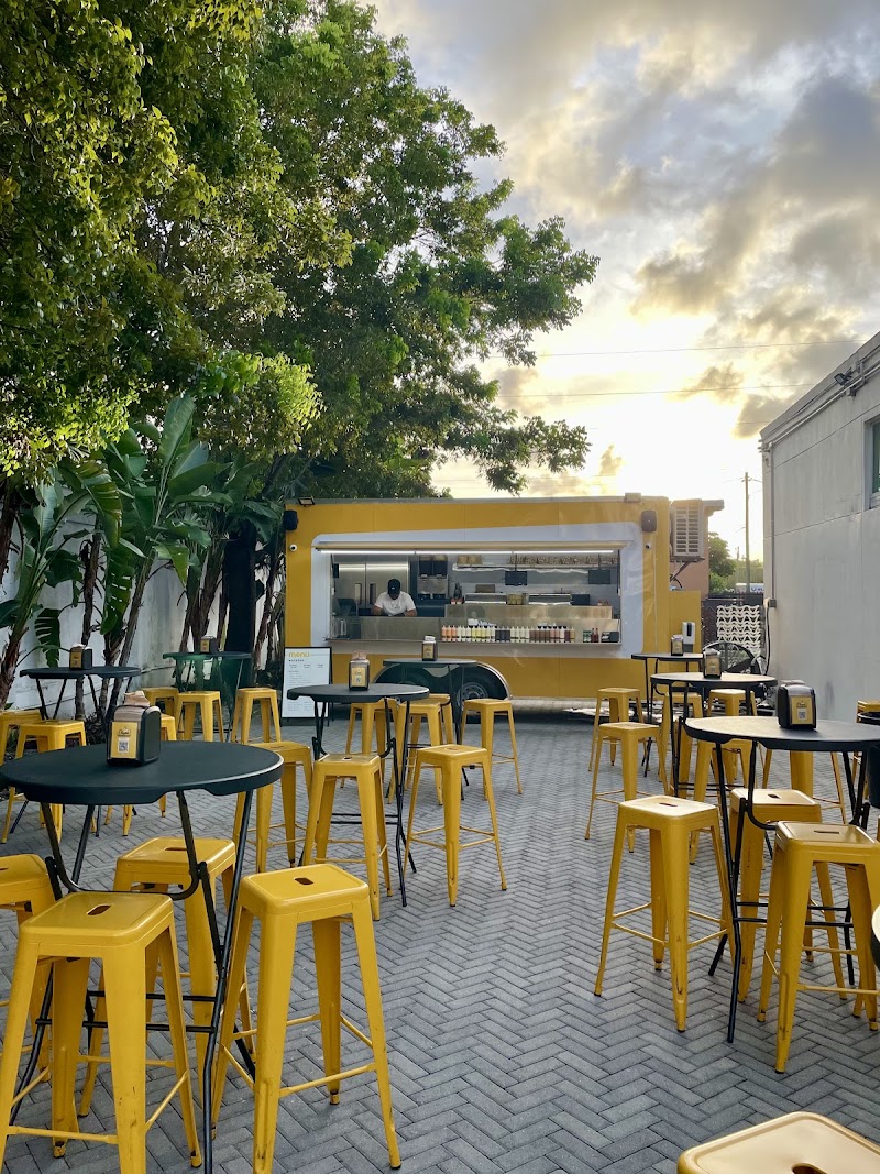 Diyon Hotdogs exterior