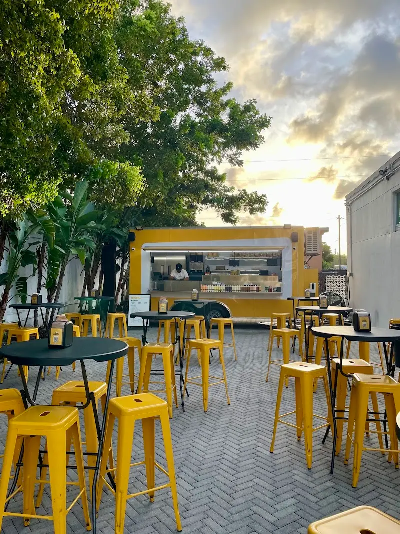 Diyon Hotdogs exterior