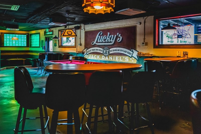 Lucky's 3 Star Bar exterior