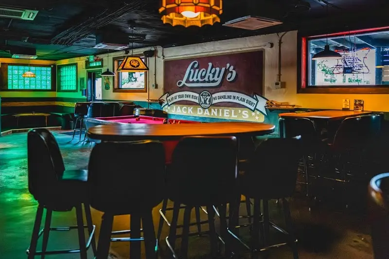 Lucky's 3 Star Bar exterior