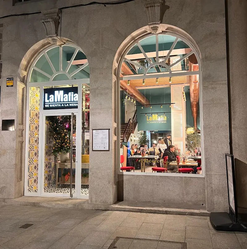 La Famiglia se sienta a la mesa exterior