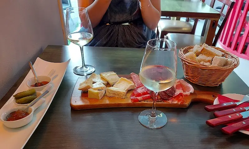 Le bar à vins exterior