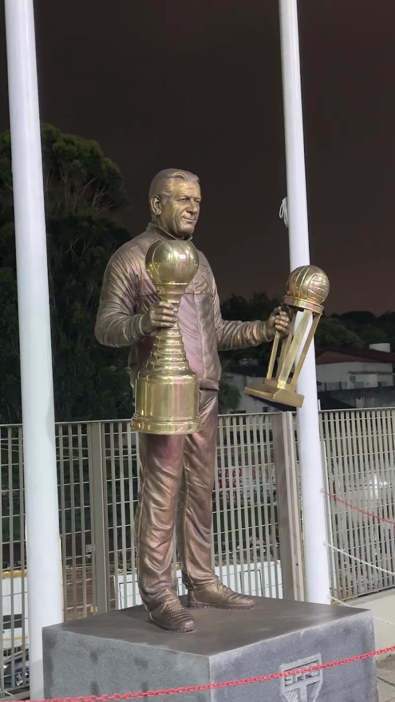Estátua Telê Santana exterior
