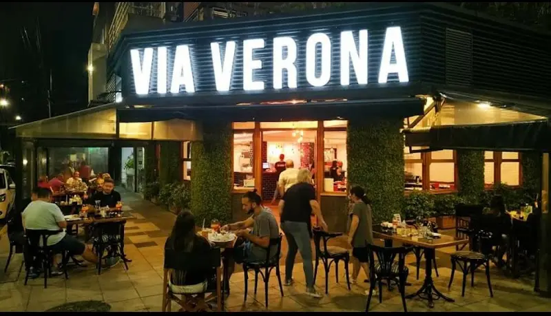 Via Verona Caffé y pizza napoletana exterior
