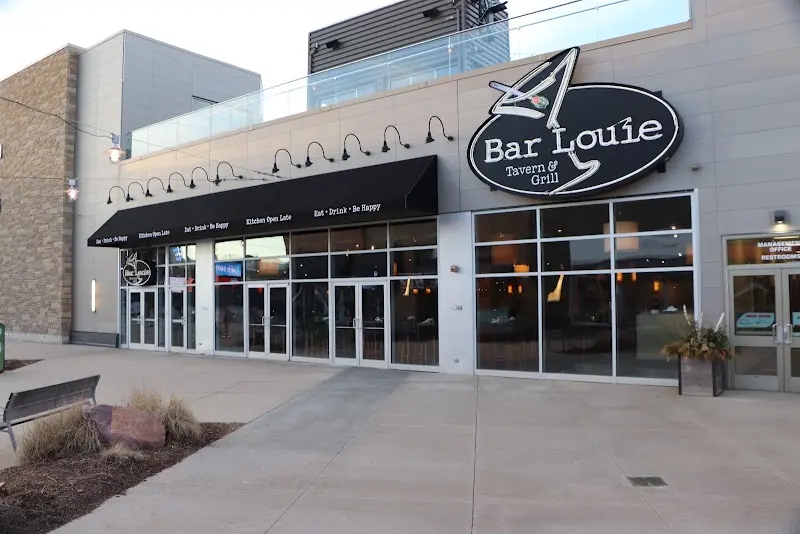 Bar Louie - Patriot Place exterior