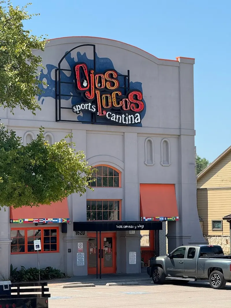 Ojos Locos Sports Cantina (Arlington, TX) exterior