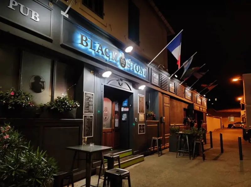 Pub Le Black Stone exterior