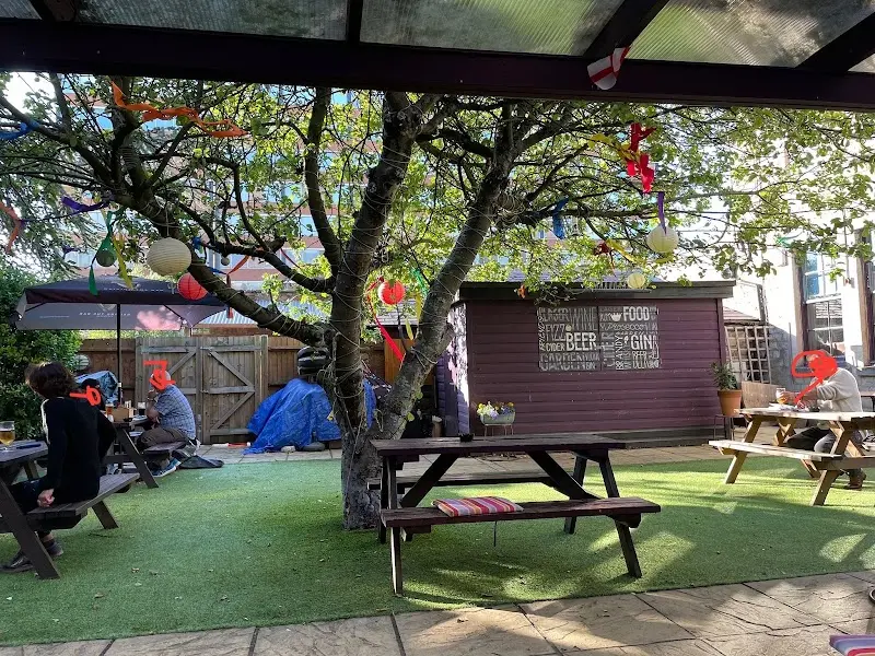 The Queens Tap exterior