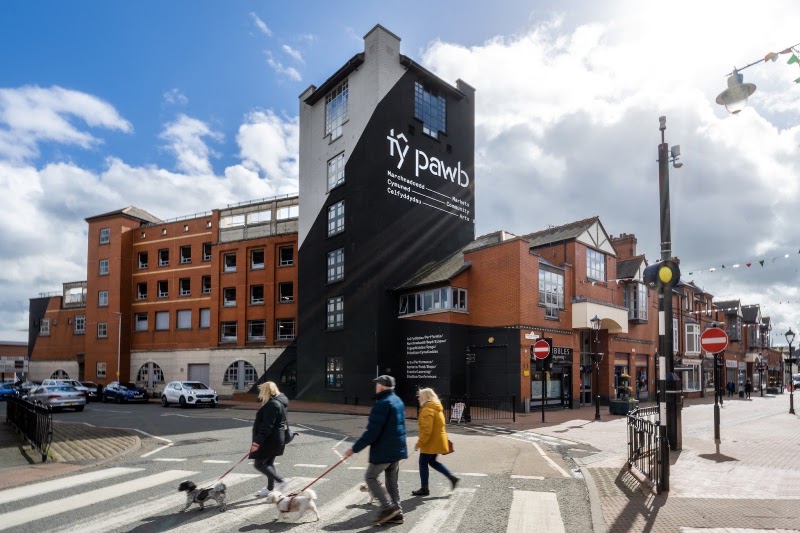 Tŷ Pawb exterior