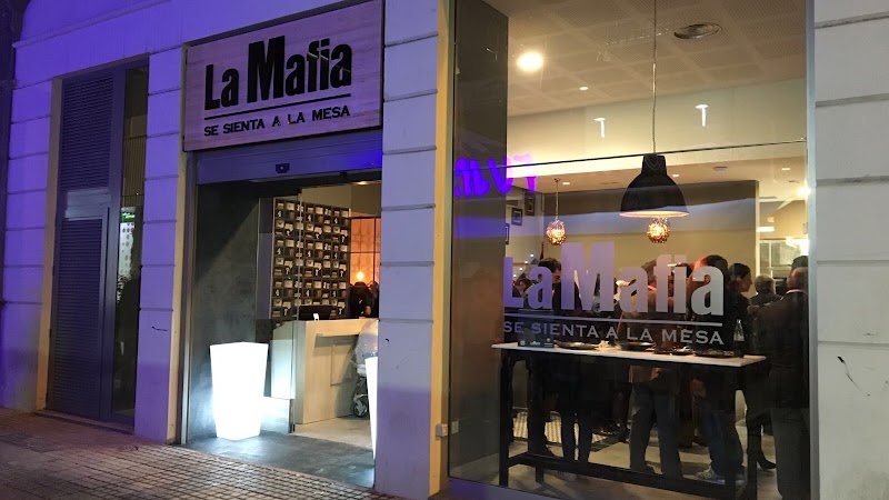 La Famiglia se sienta a la mesa exterior