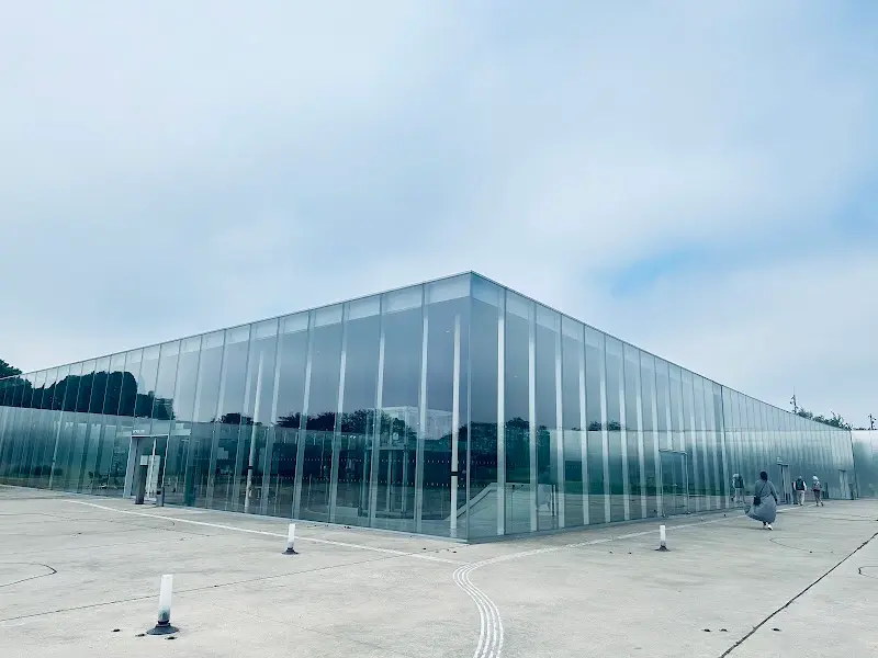 Louvre-Lens Museum exterior