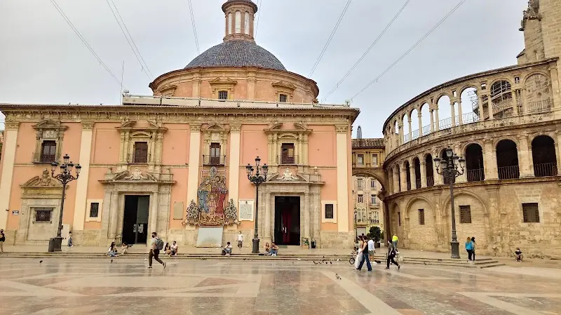 Real Basílica de Nuestra Señora de los Desamparados exterior