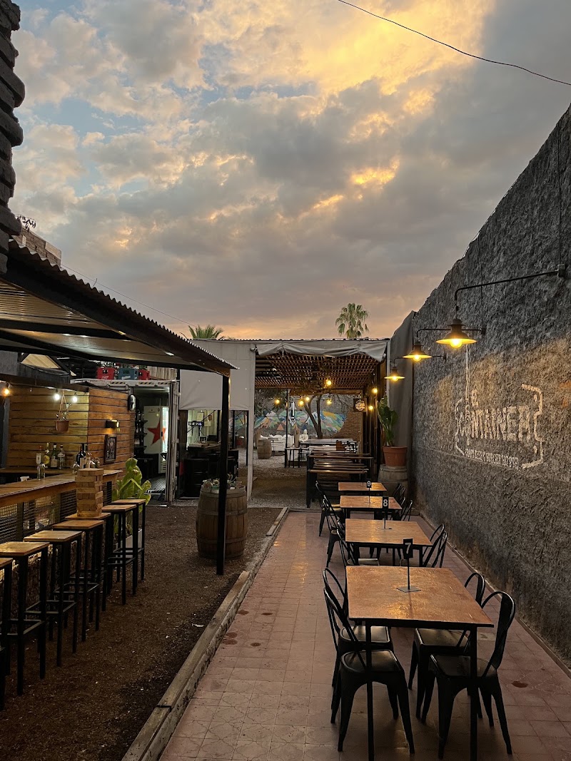 El Container 2.5- craft beer & burger house exterior